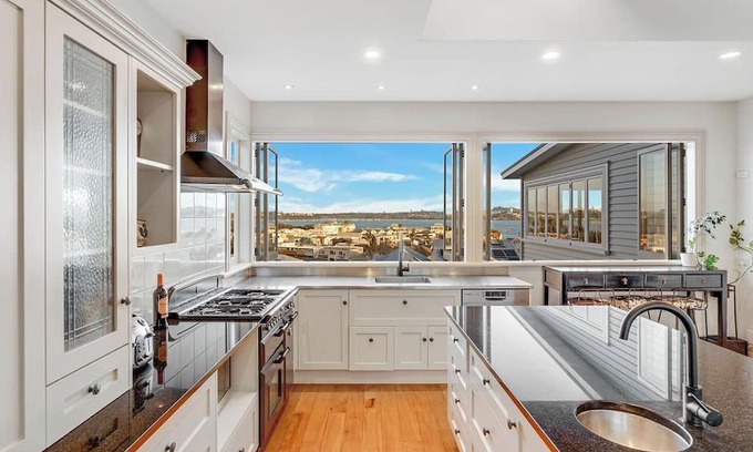 Devonport Haus | Stunning hillside home with city views