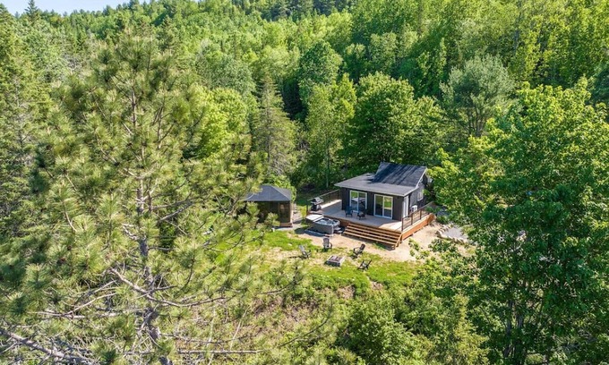 Saint-Alphonse-Rodriguez Haus | Chalet Hello| Private Lake Access | Hot Tub | EV