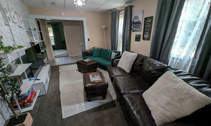 Aberdeen Haus | The Bungalow @ Garfield Park, 5 min walk to Avera St. Lukes.