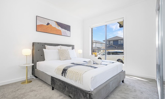 Leppington Haus | Leppington 5Br house near Woolworths/Tran station