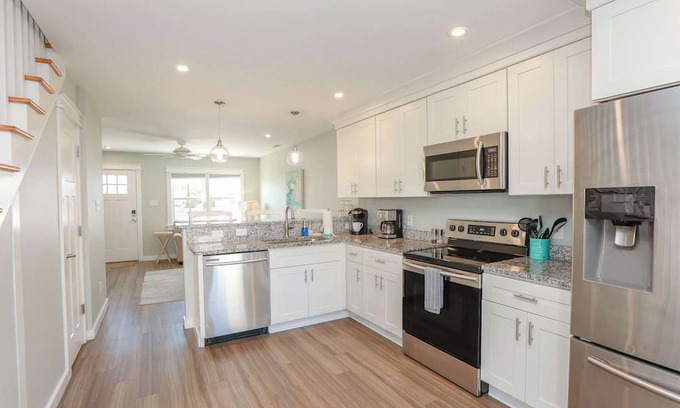 Chic's Beach Wohnung | Sojourn's Sea Views with Balcony Sleeps 4