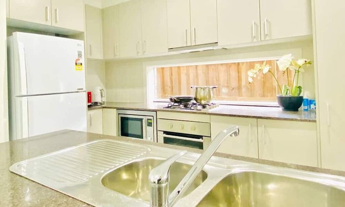 Kellyville Haus | Kellyville 5Br-Closed to Shops, Parks and School