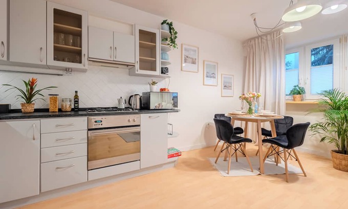 Rakowiec Wohnung | Charming Apartment Near Chopin Airport with Private Home Theater!
