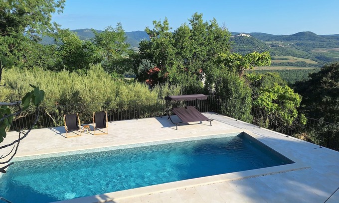 Oprtalj Hütte | Charming 2-bedroom cottage with swimmingpool in welcoming Oprtalj with WiFi, AC