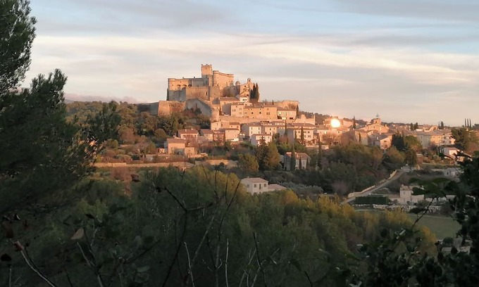 Le Barroux Wohnung | Accommodation with terraces and swimming pool in the center of the village of Le Barroux