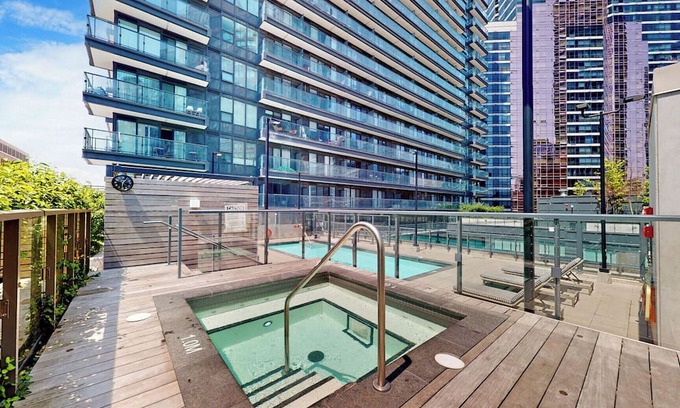 Bay Cloverhill Eigentumswohnung | Luxurious City Retreat with Stunning Views, Modern Amenities & Prime Location!nn