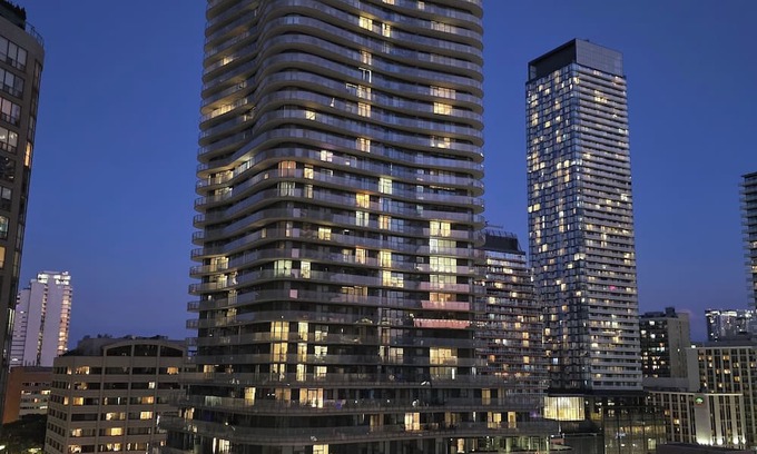 Bay Cloverhill Eigentumswohnung | Luxurious City Retreat with Stunning Views, Modern Amenities & Prime Location!nn