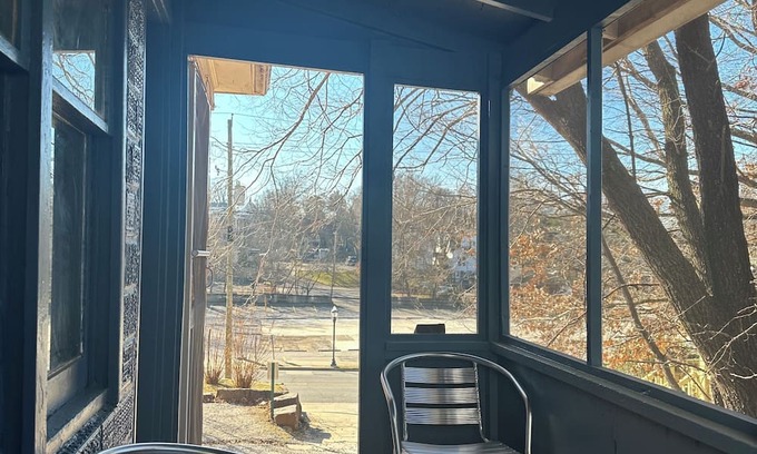 Fayetteville Wohnung | Why Drive When you can Walk? Off Dickson Top Floor Apartment