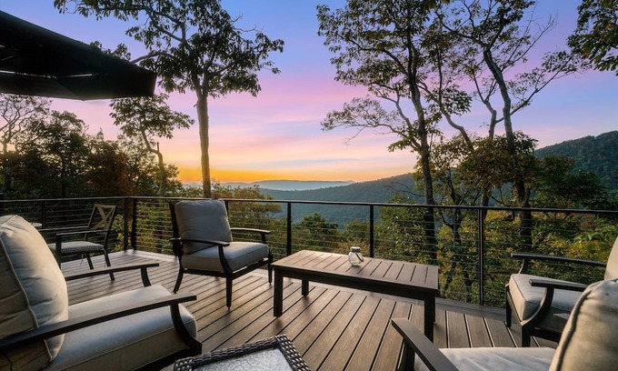 Nellysford Haus | Art & Soul Guest House: Mtn Views + Hot Tub