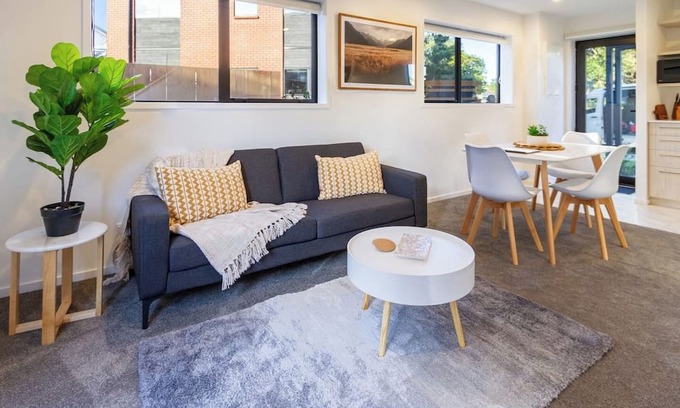 Henderson Haus | Prime West Auckland: 2Bedroom Townhouse