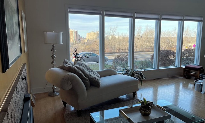 Saskatoon Downtown Haus | 5 minutes to downtown, University, Hospital, Cozy Gallery House on the River