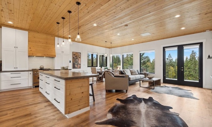 Kalispell Haus | Idyllic 5BD Montana Home w/private hot tub, fire pit & amazing views! Sleep 8!