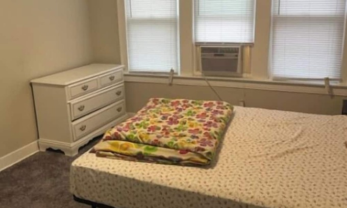 Robertsdale Haus | Charming 2-bedroom house in delightful Whiting with AC, WiFi