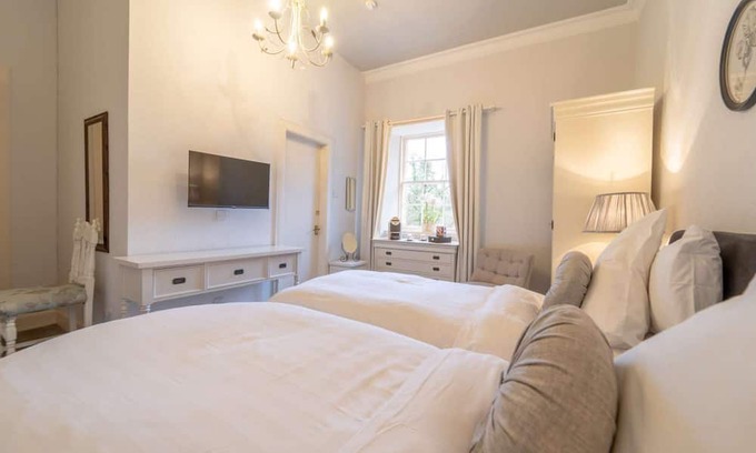 Livingston Kabine | The Orchid Suite room with garden views