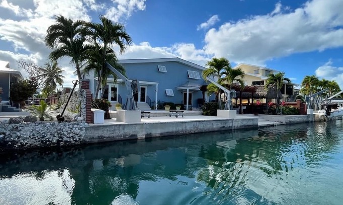 Big Coppitt Key Haus | 4BR/3BA Waterfront Home w/Pool, Tiki Bar, Dock, close to Key West, Sleeps 10