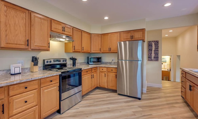 Bay City Wohnung | Riverfront Getaway 4 Mi to Downtown Bay City!