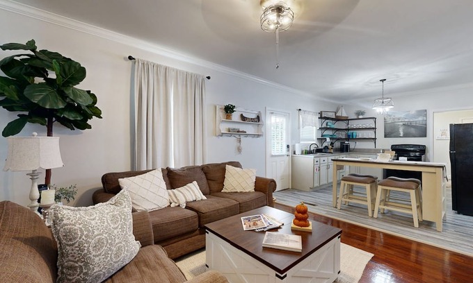 Guntersville Haus | Cozy home- Close to Lake and Boat Ramp