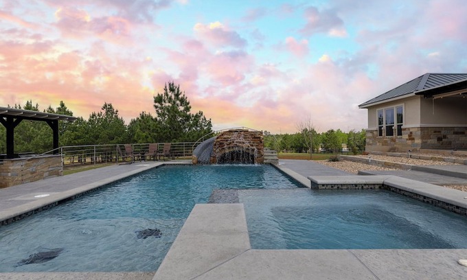 Circle D-KC Estates Haus | Pine Tree Palace - Private -Heated Pool - Jacuzzi