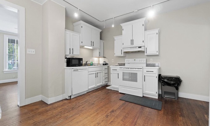 West Central Haus | Walkable to Downtown! Home for 7!