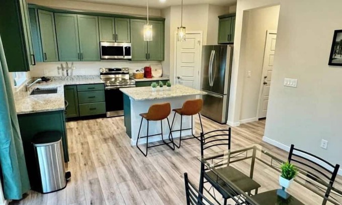 Superior Haus | Spacious Home. Trails, open space & Views.nn