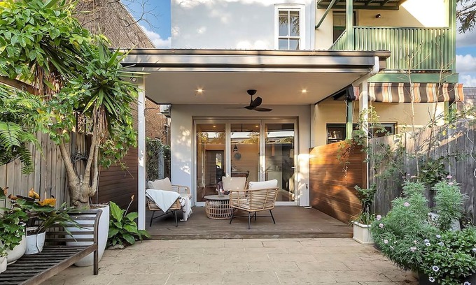Redfern Wohnung | Prime Location Retreat with Private Garage Parking