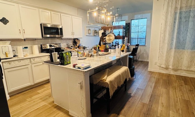 Clear Lake Haus | Comfy room near lake with shared amenities