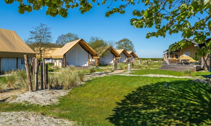Biddinghuizen Haus | Stunning private villa for 8 guests with WIFI, pool, TV, terrace and parking