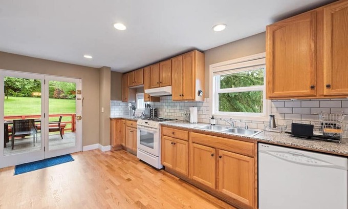 Mercer Island Haus | Private park in a cozy home next to I-90 huge yard