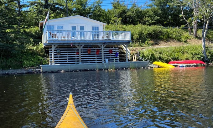 Darlings Lake Hütte | Make some amazing memories at this unique, friendly lakefront Wits End Cottage
