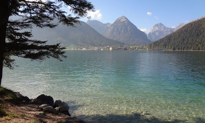 Steinberg am Rofan Wohnung | Beautiful apartment for 10 guests with WIFI, hot tub, TV, patio, pets allowed and parking