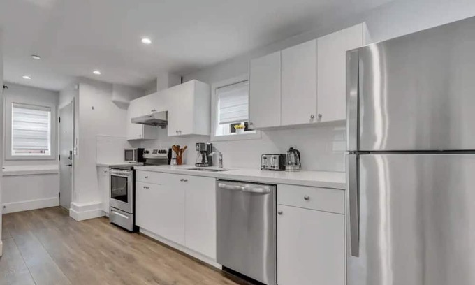 Sunset Haus | Cozy Laneway House In The Heart of the City!