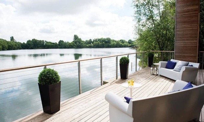 Lechlade Villa | White Willow Lodge LAK-00