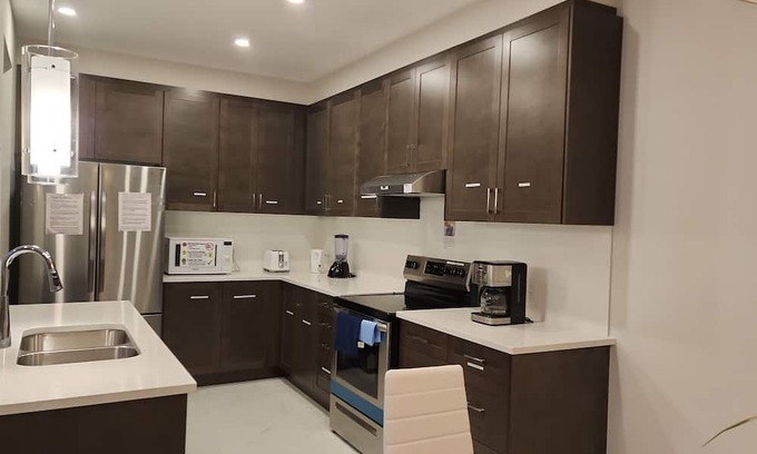 Ottawa Division Haus | Classy & Modern 4 Bedroom & 3.5 Bath w/SelfCheck-In+Kitchen & Parking-Ottawa