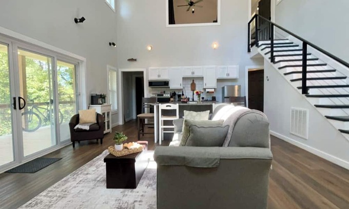 Damascus Kabine | NEW! Forty Winks 6 guest Modern Cabin in Damascus, VA!