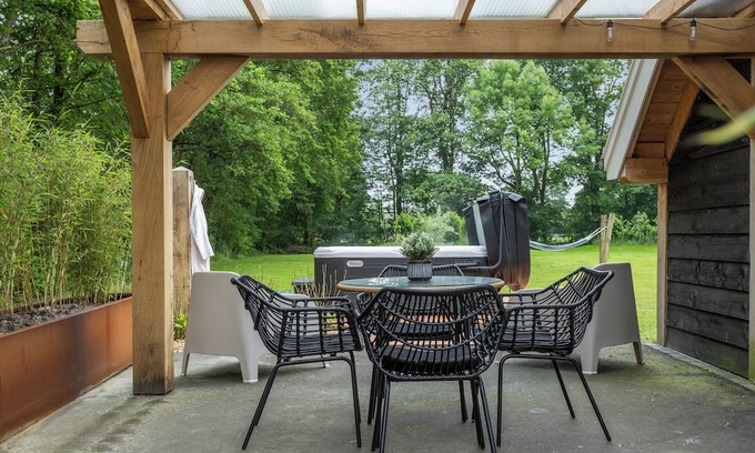 Triemen Haus | Luxurious stay in the middle of the Frisian countryside with whirlpool