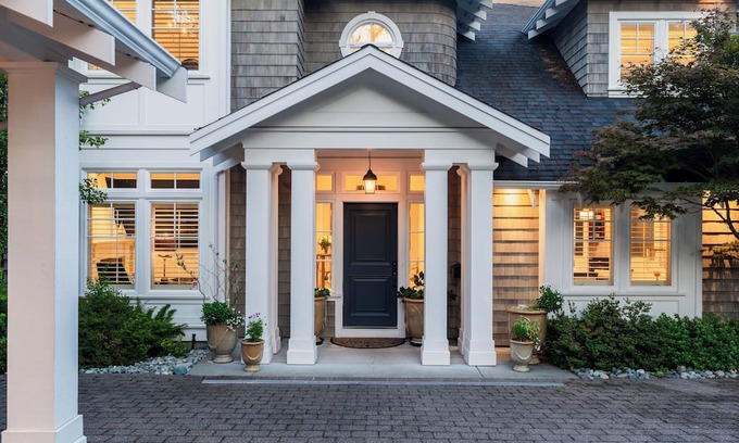 Oak Bay Haus | Uplands Family Home