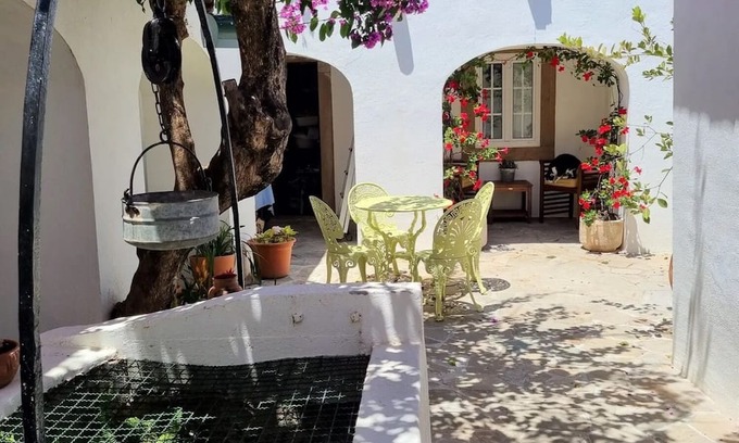 Sines Haus | Room 'Garden' with Shared Garden and Wi-Fi