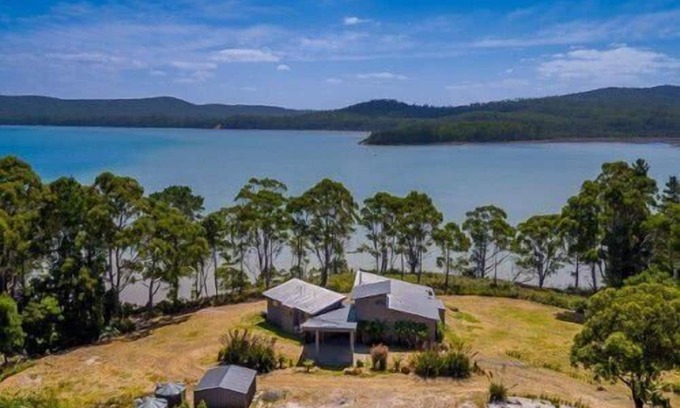 South Bruny Haus | Cloudy Bay Lagoon Estate ~ Architecturally designed home