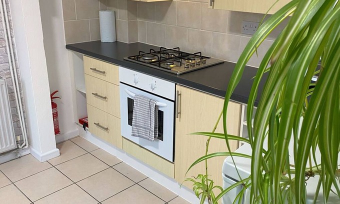 Grimsby Haus | "At The Edge" of Grimsby. Cosy, Comfy with Huge Free Parking for Vans or Cars.