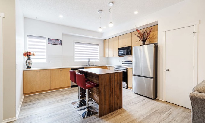Evanston Haus | Elegant 4-Bedroom Home in a Quiet and Peaceful Community | Free Parking