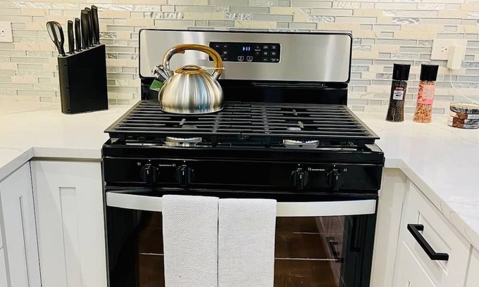 Willowbrook Haus | Charming 3-bedroom Cottage with AC & WiFi in Willowbrook