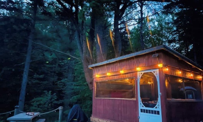 Moncton Kabine | Riverside Off the Grid Glamping Cabin