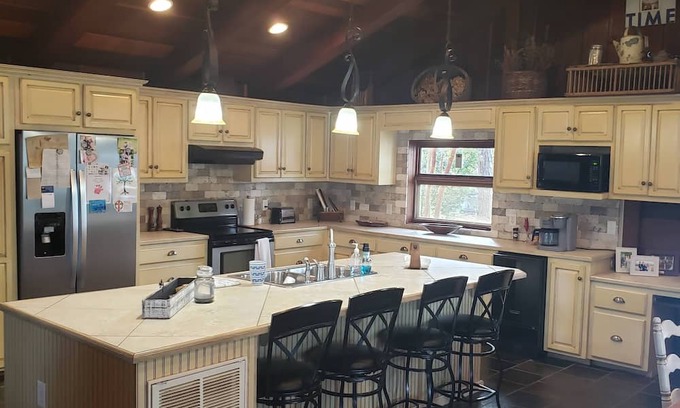 Little Kowaliga Kabine | Charming 4-bedroom/4-bath lake cabin with WiFi and AC on beautiful Lake Martin