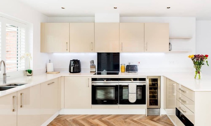 Tiddington Haus | CV37 7FA 9 Sid Courtney Way, Tiddington · Large & Modern 4Bed Family Home | Pass The Keys