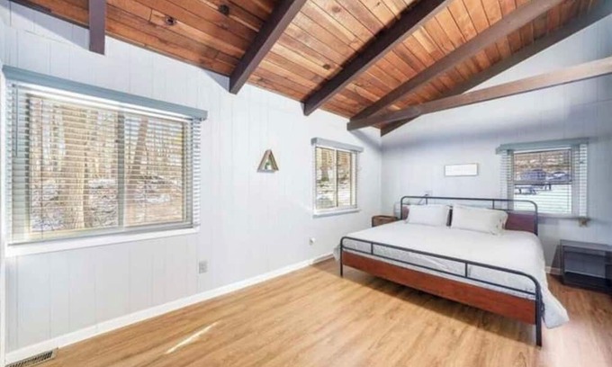 White Mills Kabine | Relax and Unwind: Your Home Away From Home in Hawley Pennsylvania !