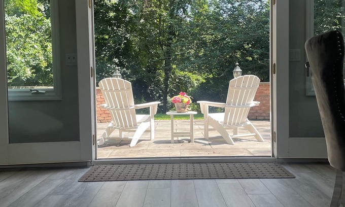 Locust Valley Hütte | Gorgeous cottage with WiFi and fitness room on a 5 acre private property in LV
