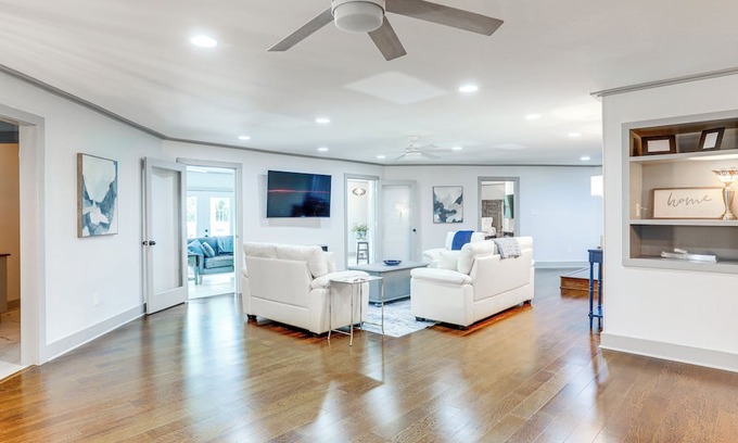 Burnside Haus | Group Getaway in Gonzales ~ 25 Mi to Baton Rouge!