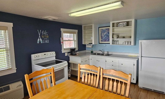 Lakeport Kabine | Cabin with 1 Queen bed & 2 Doubles /Kitchen