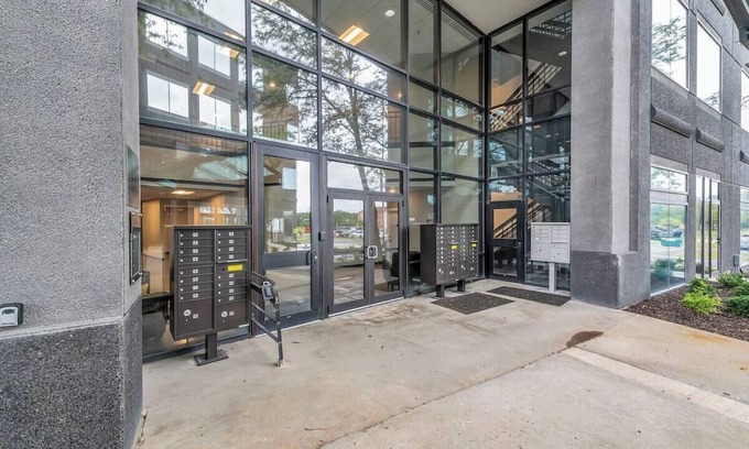Waldron Wohnung | Sleek, modern loft minutes from Airport, FAST WiFi
