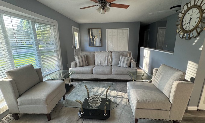 Brooklyn Park Haus | Spacious 5-Bedroom Retreat with Finished Basement - 18 Miles from the City